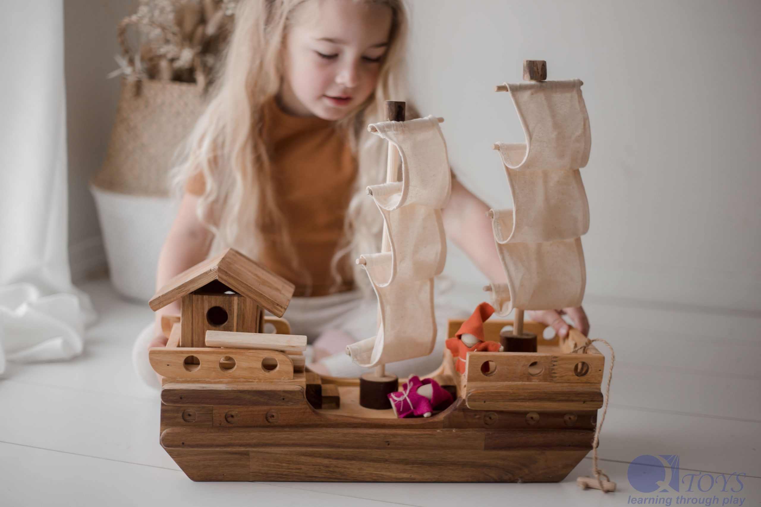 QToys: Wooden Pirate Ship - Image 3